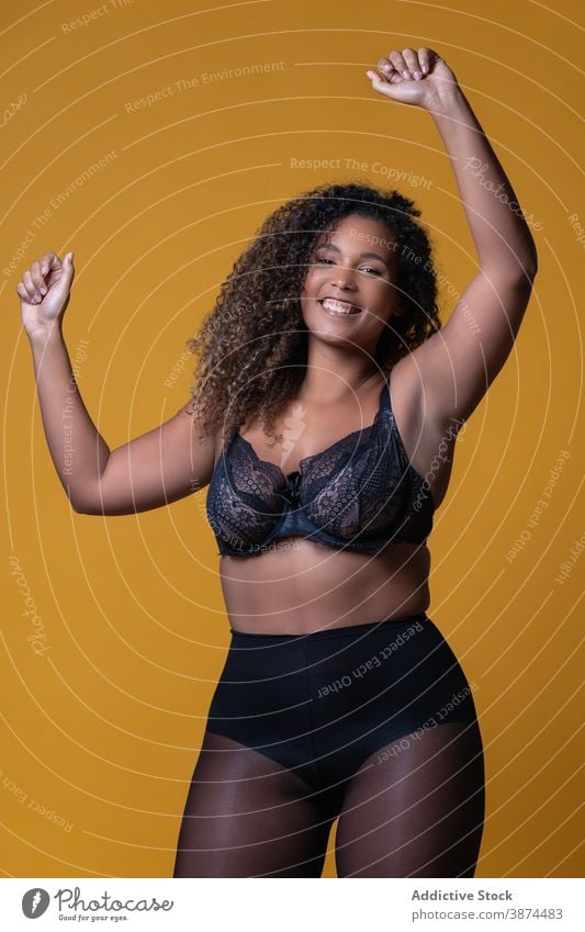 Attraktive glückliche mollige ethnische Frau in stilvollen Dessous Mode Unterwäsche Übergröße Stil Spitze elegant feminin Model Afroamerikaner schwarz