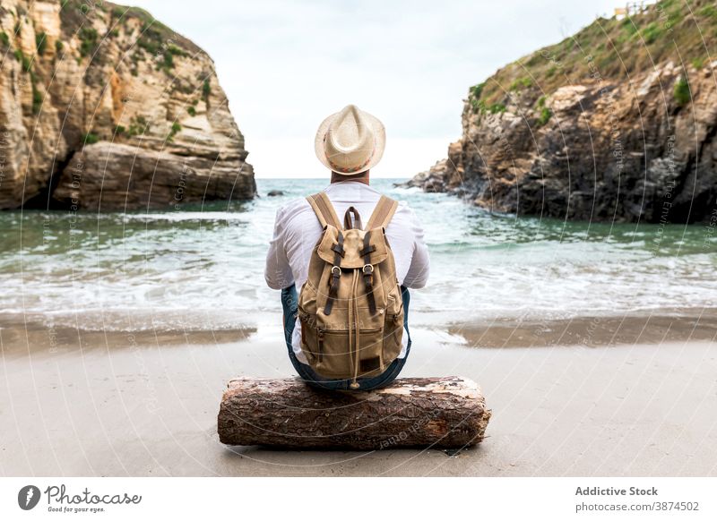 Reisender mit Rucksack rastet am Meeresufer MEER Küste Mann Backpacker Strand Felsen Ufer sich[Akk] entspannen reisen männlich Natur Abenteuer ruhen Tourismus