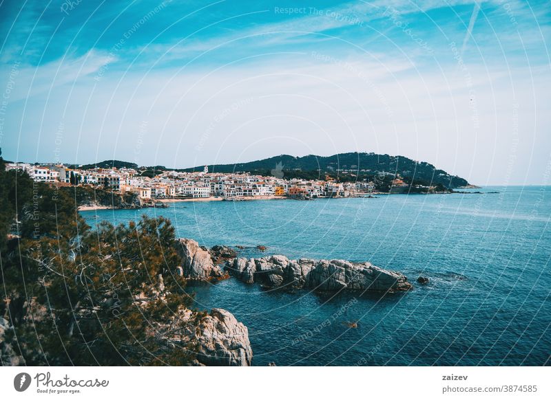 Landschaft des blauen Meeres mit Blick auf ein Dorf am Meer Costa Brava calella de palafrugell Palamos Meereslandschaft MEER Ansicht Wasser mediterran