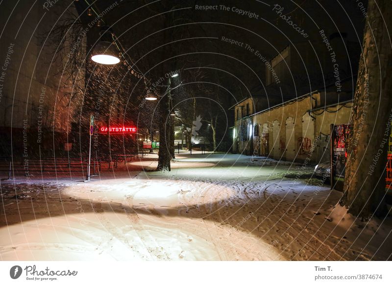 der Eingang zum Prater Biergarten mit Restaurant im Winter . Es ist spät Abend und es schneit . Berlin kastanienallee Prenzlauer Berg Nacht Schnee Außenaufnahme