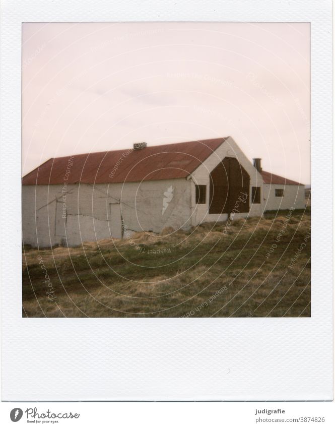 Isländisches Haus auf Polaroid Hütte Island wohnen Fenster Außenaufnahme Gebäude Einsamkeit Häusliches Leben Farbfoto Menschenleer Tür verlassen Stall Scheune