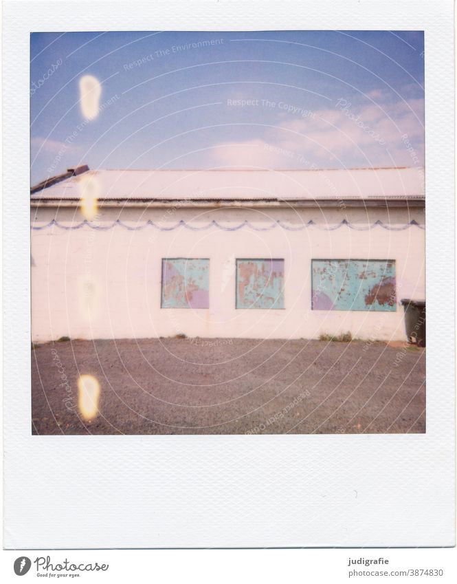 Isländisches Haus auf Polaroid Hütte Island wohnen Fenster Außenaufnahme Gebäude Einsamkeit Farbfoto Menschenleer Tür verlassen Fassade Wand Tag