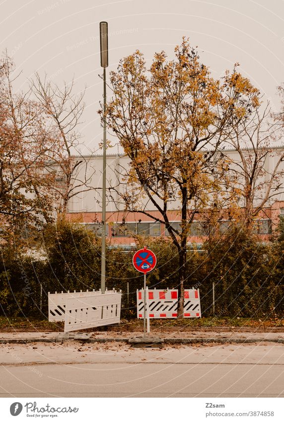 Schilderwald im Industriegebiet industrie industriegebiet parken parkverbot schilder absperrung bäume herbst minimalismus laterne fabrik fabrikgebäude
