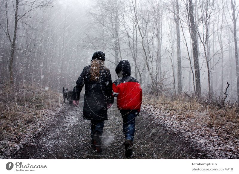 zwei Kinder im winterlichen Wald Winterspaziergang Freundschaft winterliche Ruhe Winterwald Winterstimmung Zweisamkeit Spaziergang Wintertag kalte jahreszeit