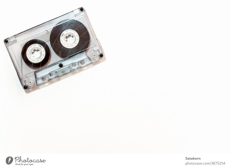 Audiokassettenband isoliert auf weißem Hintergrund Kassette Klebeband vereinzelt Konfektionsgröße klein groß retro Klang alt Musik zuhören altehrwürdig spielen