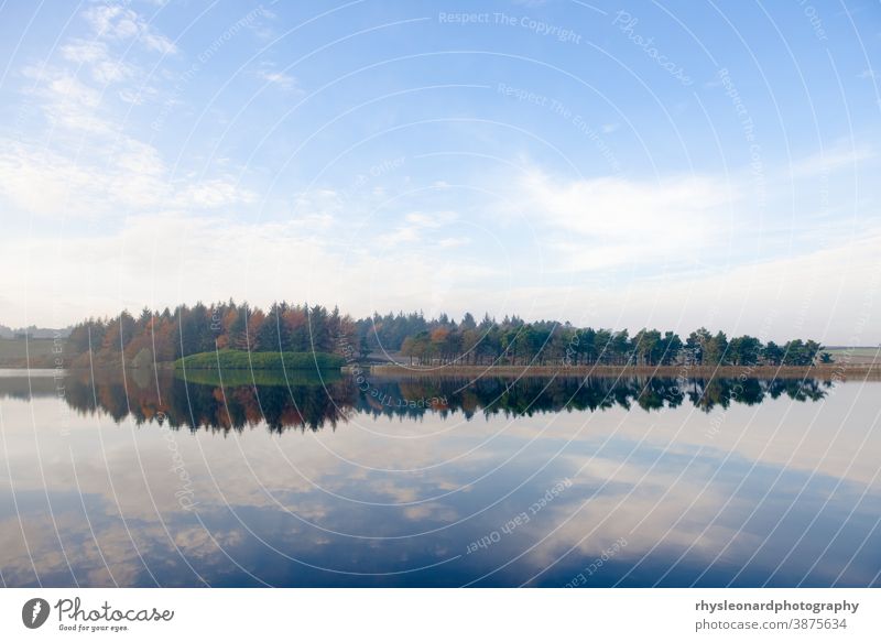 Atemberaubend blauer Himmel reflektiert im Spiegel wie das Wasser des Redmires-Reservoirs Wald Nadelbäume Herbst Textur Landschaft Reflexion & Spiegelung Bäume
