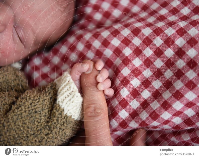 festhalten Baby Finger säugling schlafen Vertrauen Sicherheit Bett Bettdecke pappa Vater Kind Eltern