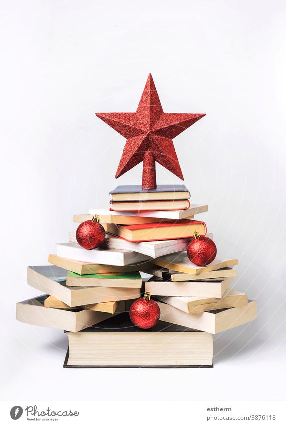 Hintergrund des Weihnachtskonzepts. Bücher in Form eines Weihnachtsbaums Weihnachten Weihnachtshintergrund lesen Lehrbuch Wissen lernen Buchhandlung Heiligabend