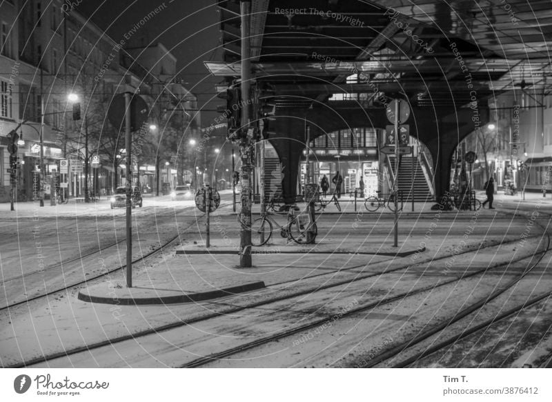 Nachts an der verschneiten Kreuzung Schönhauser Allee Ecke Eberswalder Berlin Prenzlauer Berg Winter Schnee Bahnhof Schwarzweißfoto black/white Stadt
