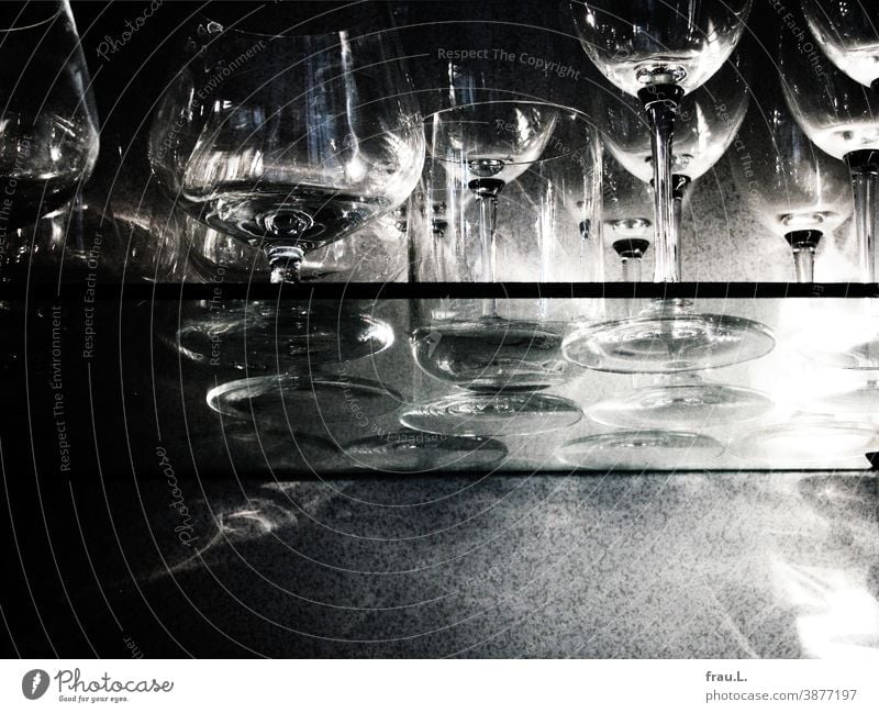 19 Jahre! Happy Birthday Photocase: Ich hol mal die Gläser aus dem Schrank. Reflexion Licht Weingläser Glas