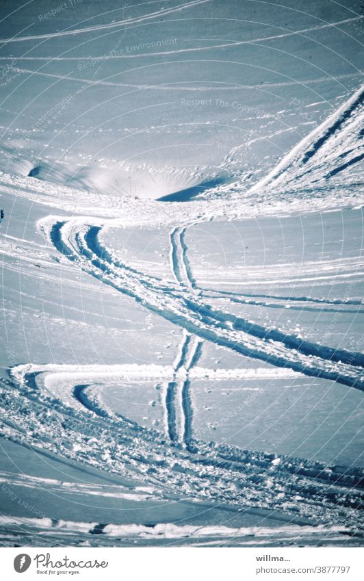 Spuren von Schneeschuhfahrern im tiefen Schnee am Berghang Wintersport Schneehang Schneeschuhfahren Schilaufen Skifahren Winterurlaub Außenaufnahme