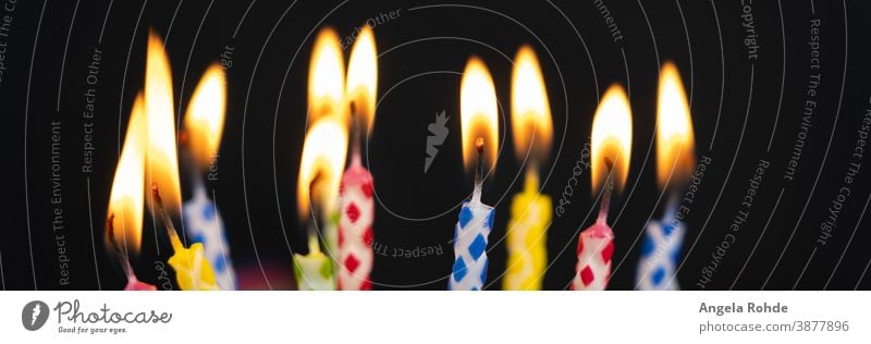 Viele brennende bunte Geburtstagskerzen, schwarzer Hintergrund mit Kopierraum Flamme Kerzen Feuer farbenfroh Party Spaß Jahrestag Lebensalter Feier Wachs heiter