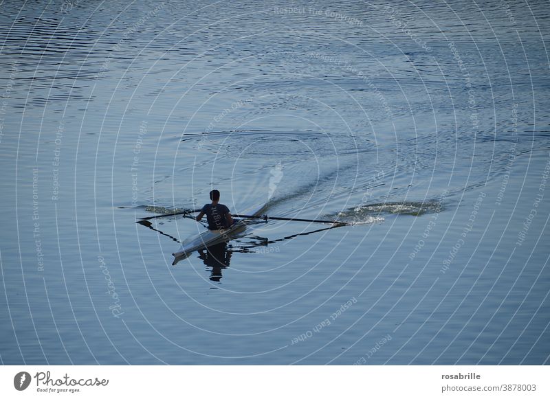 jetzt aber schnell | Ruderer Kanu Kajak See Gewässer Fluss Wasser fahren rudern Sport Freizeitbeschäftigung Hobby Spaß Erholung aktiv Freude einsam alleine Boot