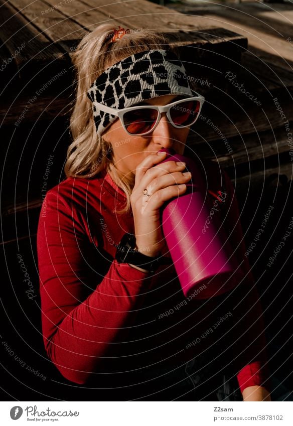 Junge Frau beim Wandern trinkt aus einer Thermosflasche schliersee spitzing wandern herbstfarben junge frau sportlich outtdoor rucksack ausflug abenteuer