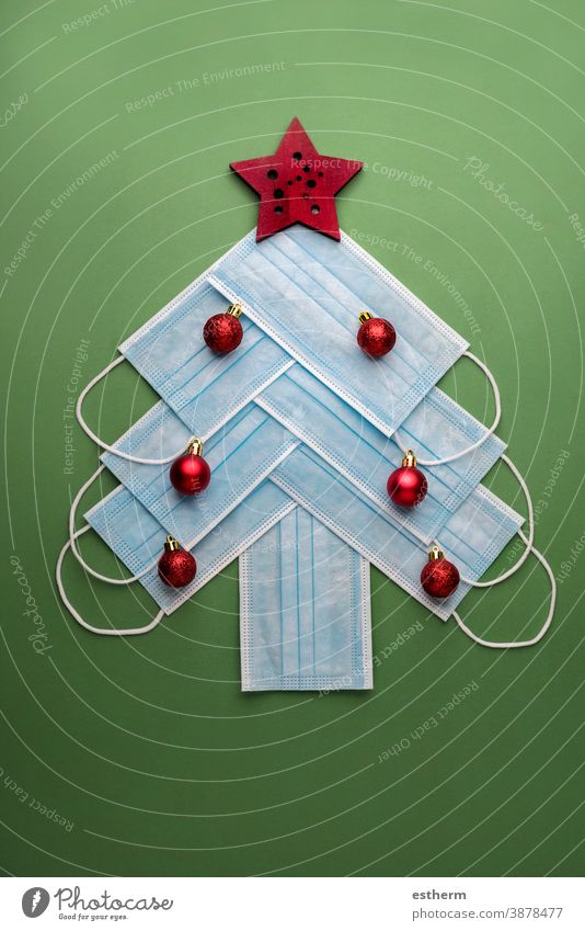 Hintergrund des Weihnachtskonzepts.chirurgische Schutzmasken in Form eines Weihnachtsbaums Weihnachten Chirurgische Schutzmasken Coronavirus COVID covid-19