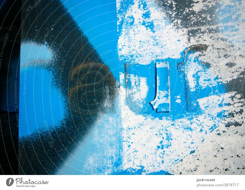 besprühte Oberfläche mit dem Wort auf blau Spray Straßenkunst Subkultur Farbrest Kreativität Detailaufnahme Typographie abstrakt Schilder & Markierungen