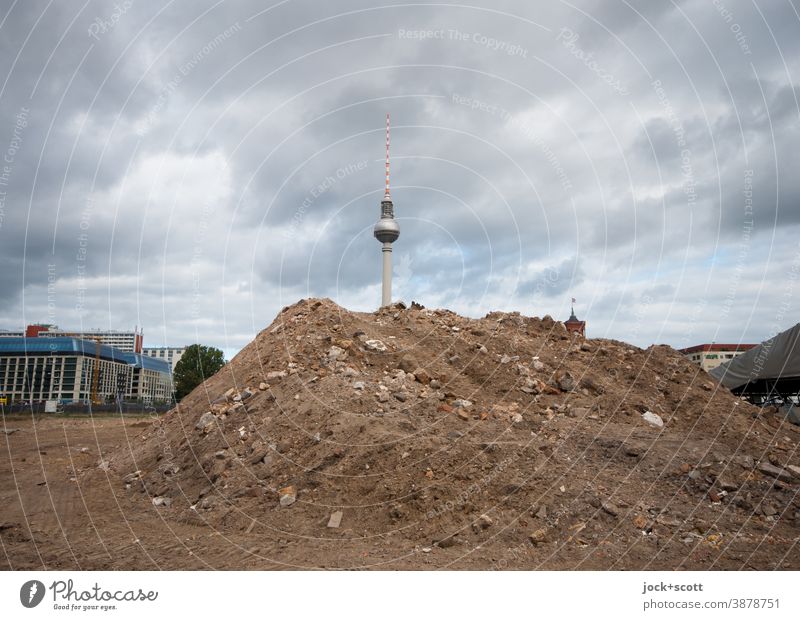 der Erdhaufen wird einmal etwas sehr Großes sein Haufen Berliner Fernsehturm Wolken Hauptstadt Baustelle Vorbereitung Stadtzentrum Stadtentwicklung Wahrzeichen