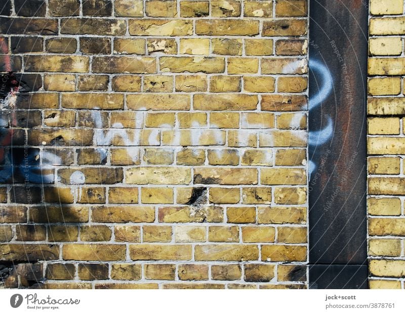 Wann? Wenn nicht hier und jetzt Wort Straßenkunst Spray Subkultur Kreativität klinker Zahn der Zeit verwittert Fragezeichen Fugen Schriftzeichen Mauer Zukunft