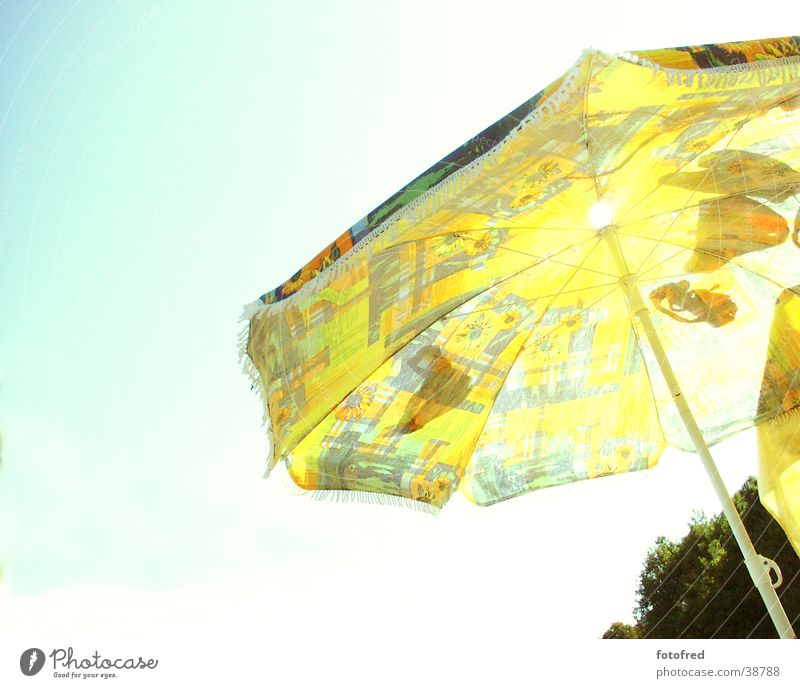 Sonnenschirm Gegenlicht Weitwinkel gelb Sommer Freizeit & Hobby Himmel blau