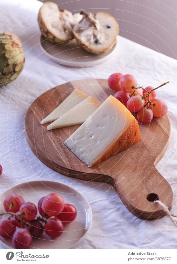Frisches Obst und Käse auf dem Tisch arrangiert Frucht sortiert dienen verschiedene Produkt Ordnung Molkerei Amuse-Gueule lecker geschmackvoll frisch anona