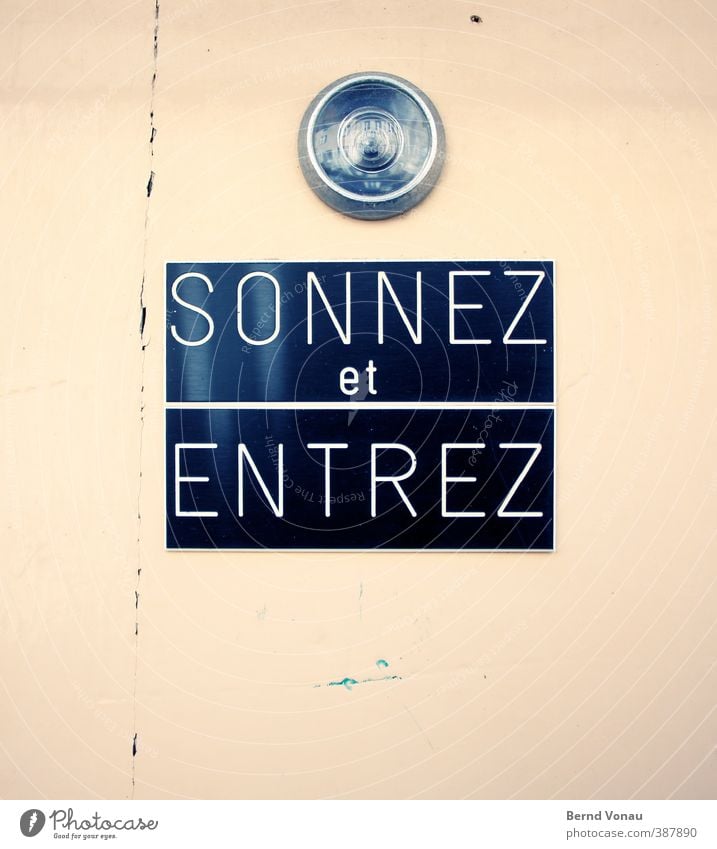 Einfach reinkommen... Dole Frankreich Stadt Haus Einfamilienhaus Tür Namensschild Türspion Eingangstür Schriftzeichen Hinweisschild Warnschild beobachten lesen