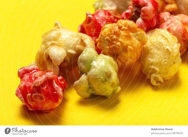Süßes Popcorn auf gelbem Hintergrund Popkorn Streuung farbenfroh süß Leckerbissen lecker Snack mehrfarbig hell Knusprig Haufen Lebensmittel Ernährung