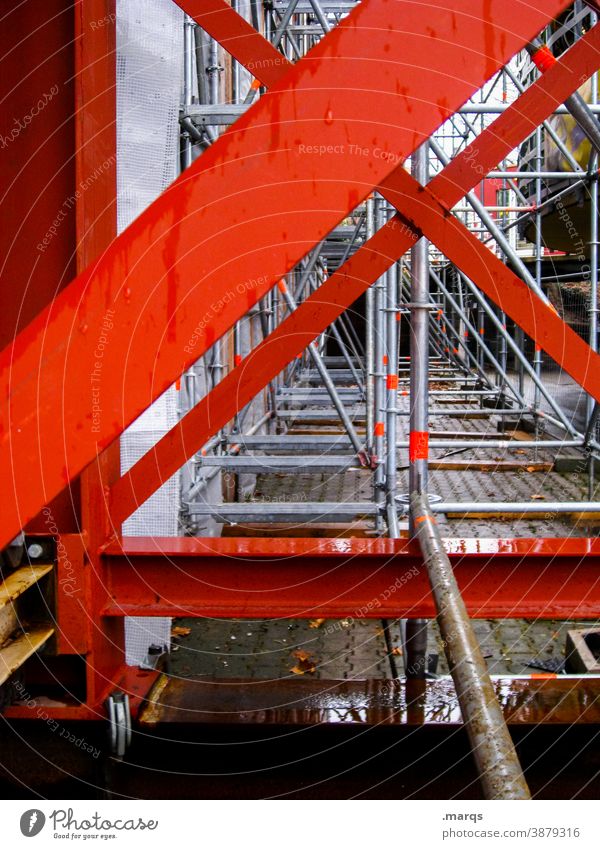Stahlkonstruktion Baugerüst Baustelle Perspektive rot Metall Stahlträger Architektur