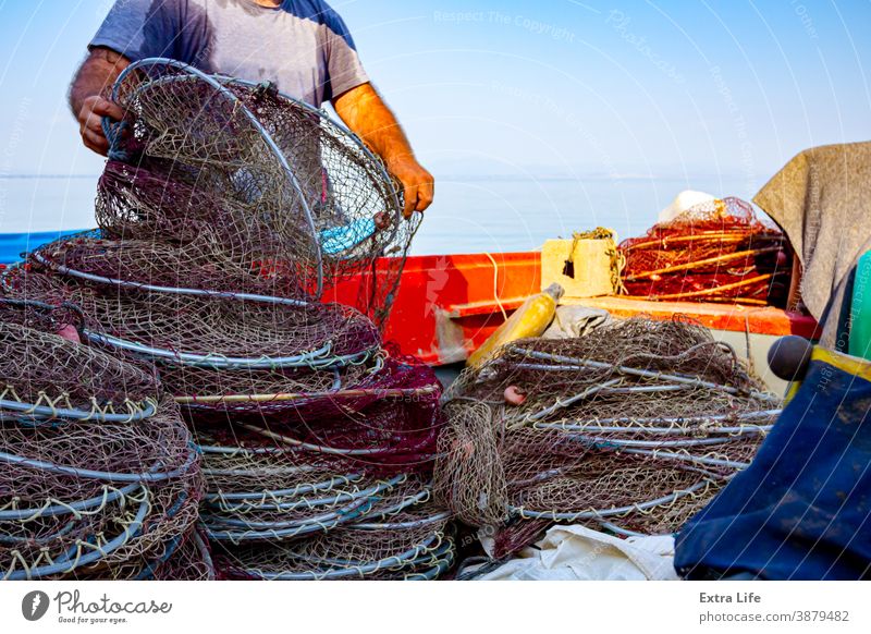 Fischer türmen Fischernetz am Strand auf entlang Angeln einrichten an Land Boot Haufen fangen prüfen Küste Küstenlinie Ziehen Trocken angedockt anstrengen leer
