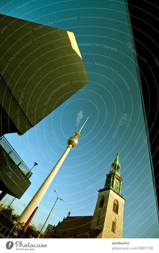 Fernsehturm, Marienkirche und anonyme Häuser in der Karl-Liebknecht-Straße alex alexanderplatz architektur berlin büro city deutschland fernsehturm