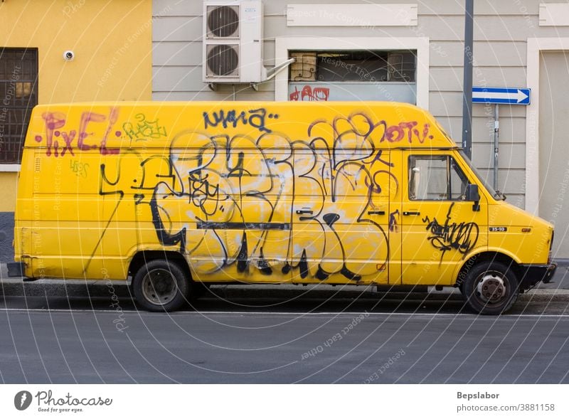 Gelber Lieferwagen mit Graffiti-Tag in der Mailänder Straße Kleintransporter abholen gelb Asphalt Auto Rücken Hintergrund groß blanko Business PKW Ladung Träger