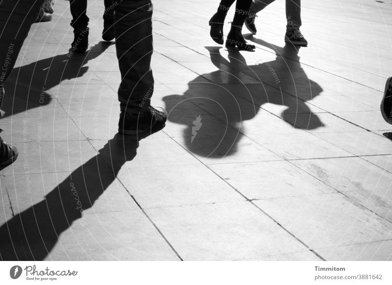 Menschen und Schatten auf römischem Platz Urlaub Beine Rom Schuhe Linien Schwarzweißfoto Tourismus Italien Licht