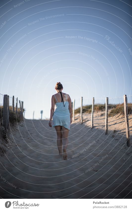 #A0# Strandtag Frankreich verträumt Zukunft Einsamkeit laufen Frau Landschaft Wasser Farbfoto Sand Außenaufnahme Natur Tourismus Idylle Meer