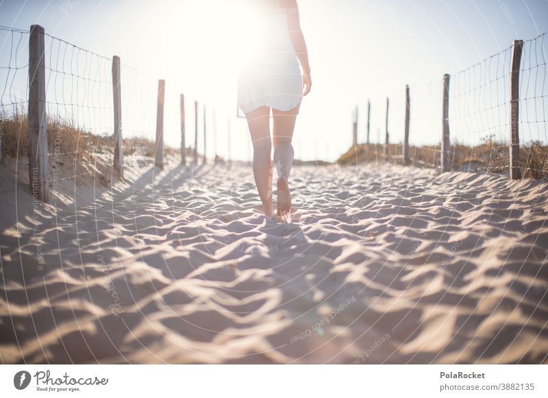 #A0# Strandgang Frankreich verträumt Zukunft Einsamkeit laufen Frau Landschaft Wasser Farbfoto Sand Außenaufnahme Natur Tourismus Idylle Meer