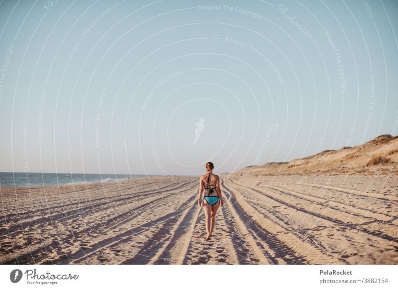 #A0# Strandspaziergang Rücken Bikini Stranddüne laufen Frau Erholung Freiheit weite Weitblick genießen Urlaub Urlaubsstimmung Ferien & Urlaub & Reisen