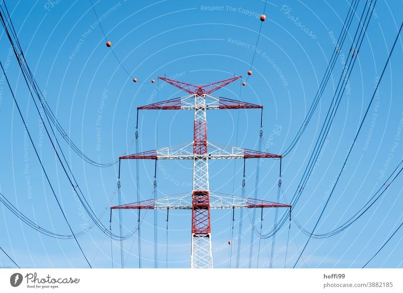 rot weißer Hochspannungsmast vor klarem blauem Himmel Strommast Hochspannungsleitung Leitung Energiewirtschaft Oberleitung Elektrizität Stromtransport Drahtseil