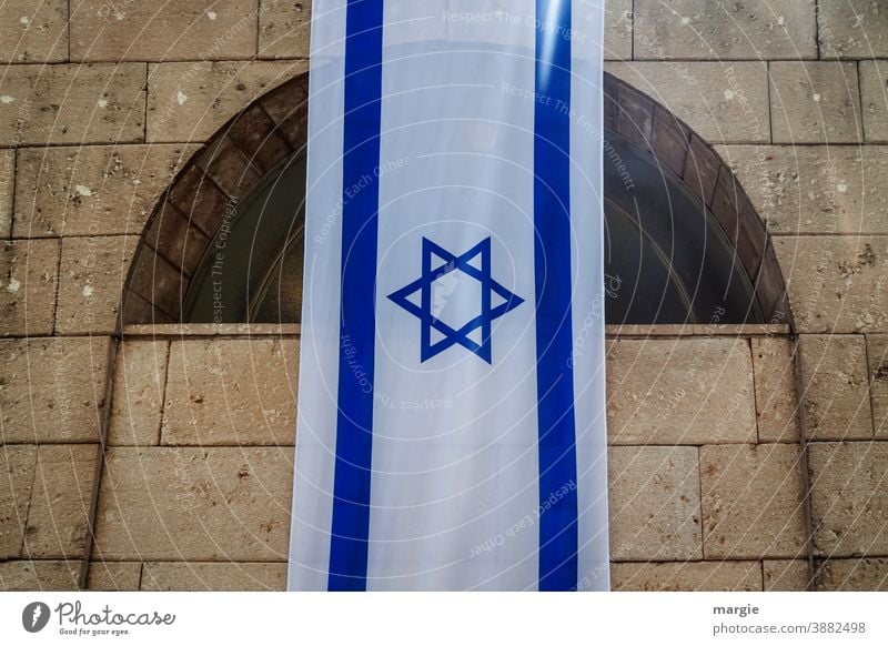Israel Fahne, Flagge mit Davidstern ausgehängt an einem Gebäude blau Gebäudeteil National Holocaustgedenkstätte Religion & Glaube weiß Zeichen Wahrzeichen