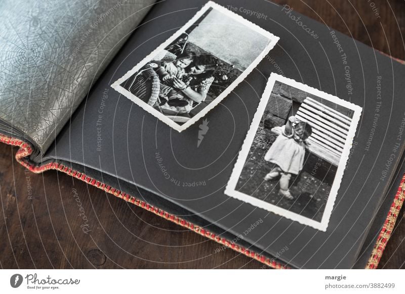 back to the roots | Kindheit Fotografie analog Schwarzweißfoto Familienalbum früher Vergangenheit bewahren Erinnerung Kindheitserinnerung anschauen Junge Frau