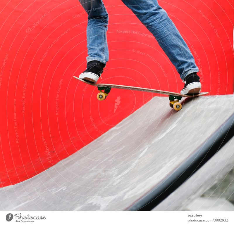 Skater beim Skateboardspielen im Park mit rotem Wandhintergrund Sport Rad jugendlich extrem Schlittschuh laufen schwarz Holzplatte Skateboarderin Skateboarding