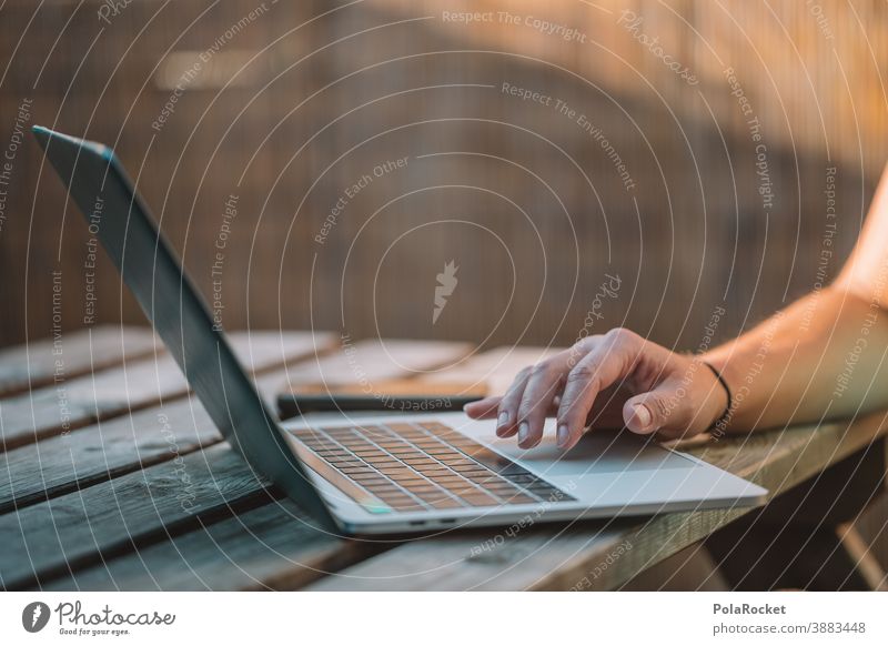 #A0# Arbeit am Laptop unabhängig vom Ort modern Job Digitaler Nomade digital Globetrotter Tastatur Surfen im Netz Tippen Arbeitsplatz Notebook Schreibtisch