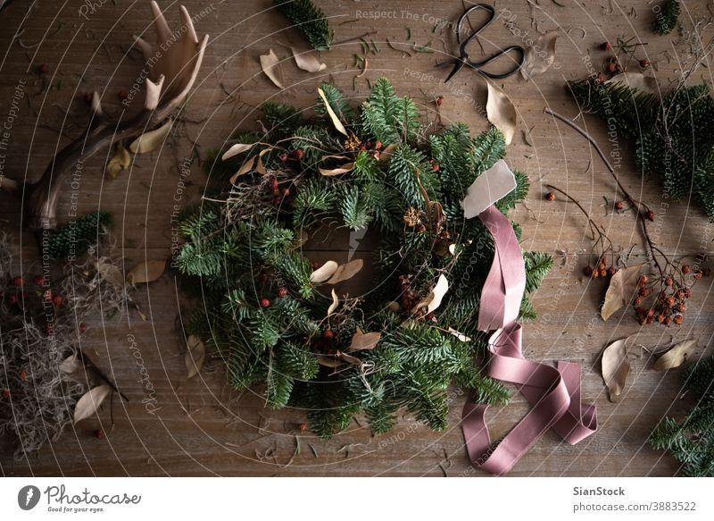 Weihnachtskranz aus Fichtenholz, Schritt für Schritt. Konzept der Arbeit des Floristen vor den Weihnachtsfeiertagen. flache Verlegung Bändchen Hand Herstellung