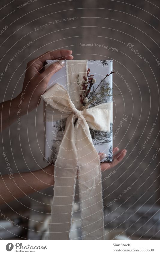 Frauenhände zeigen eine Geschenkverpackung Saison modern schwarz Glückwunsch vereinzelt romantisch Valentinsgruß Beteiligung Nahaufnahme Handwerk Winter