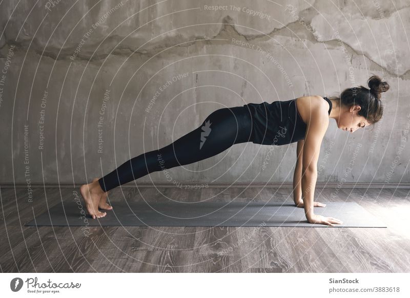 Frau, die Yoga in verschiedenen Posen praktiziert Atelier jung Übung Fitness schön Training Körper Person Gesundheit Meditation Hintergrund Erwachsener passen