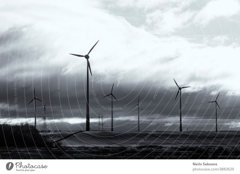 Windmühlen zur Erzeugung von elektrischer Energie. Grüne Technologielandschaft. tatsächlich ausgerichtet alternativ blau Sauberkeit Entwicklung ökologisch