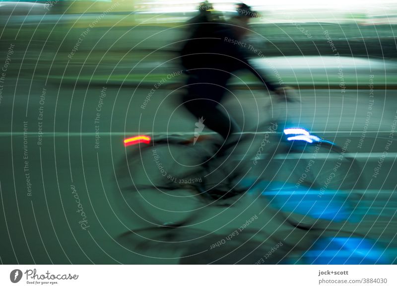Gegenwind formt dein Charakter Rad Fahrrad Fahrradfahren Verkehrsmittel Straße Mobilität Verkehrswege Nacht Beleuchtung Bewegungsunschärfe Geschwindigkeit