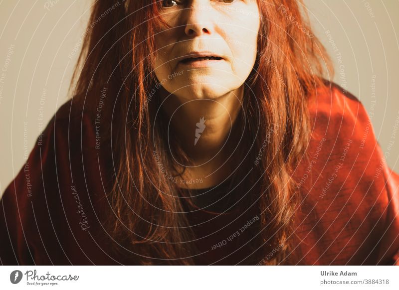 Gerade noch erwischt ;-)  Ungewöhnlicher Bildausschnitt - Frau mit langen roten Haaren ist erstaunt langhaarig rothaarig Stimmung Gesicht Gefühle Blick Kopf
