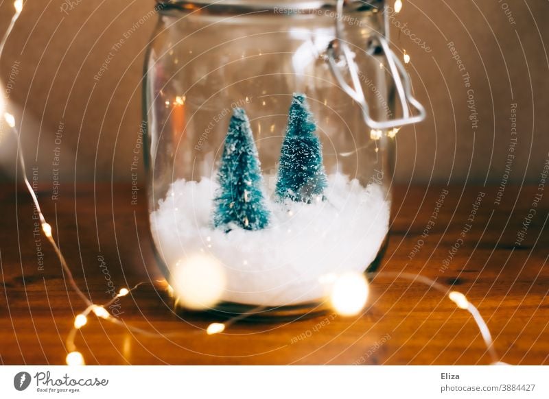 Weiße Weihnachten im Glas - Zwei kleine Tannenbäume auf Schnee in einem Einmachglas mit Lichterkette drumherum Dekoration Weihnachtsdekoration weihnachtlich
