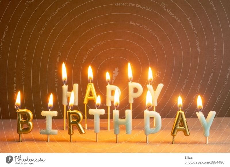 Brennende Happy Birthday Kerzen. Schriftzug als Glückwunsch zum Geburtstag. Geburtstagskerzen Party Glückwünsche Dekoration & Verzierung brennend
