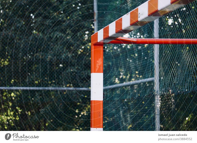 Sportgeräte für Straßenfußball-Tore Fußballtor Feld Fußballfeld Gerät spielen Spielen Verlassen alt Park Spielplatz im Freien gebrochen Hintergrund Bilbao