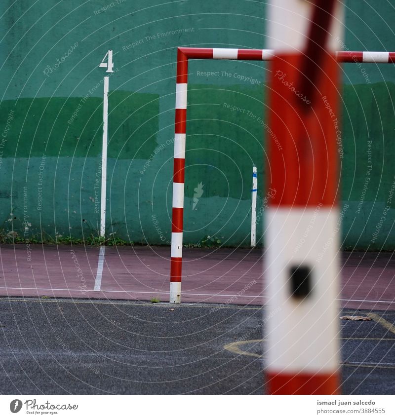 alte Fußballtor-Sportgeräte Tor Straßenfußball Feld Fußballfeld Gerät spielen Spielen Verlassen Park Spielplatz im Freien gebrochen Hintergrund Bilbao Spanien