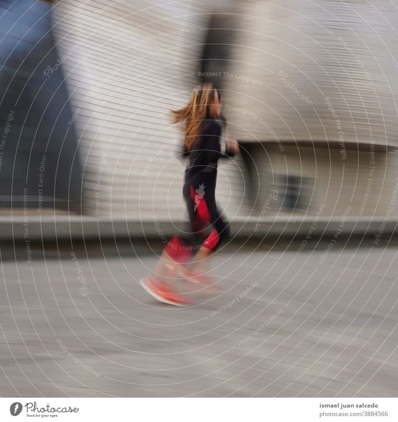 Läufer auf der Straße in der Stadt Bilbao, Spanien rennen laufen Marathon Joggen Aktion Fitness Gesundheit Lifestyle Person menschlich Sport Übung